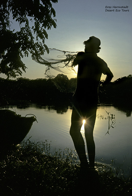 דייג בנהר האמזונס באקוודור